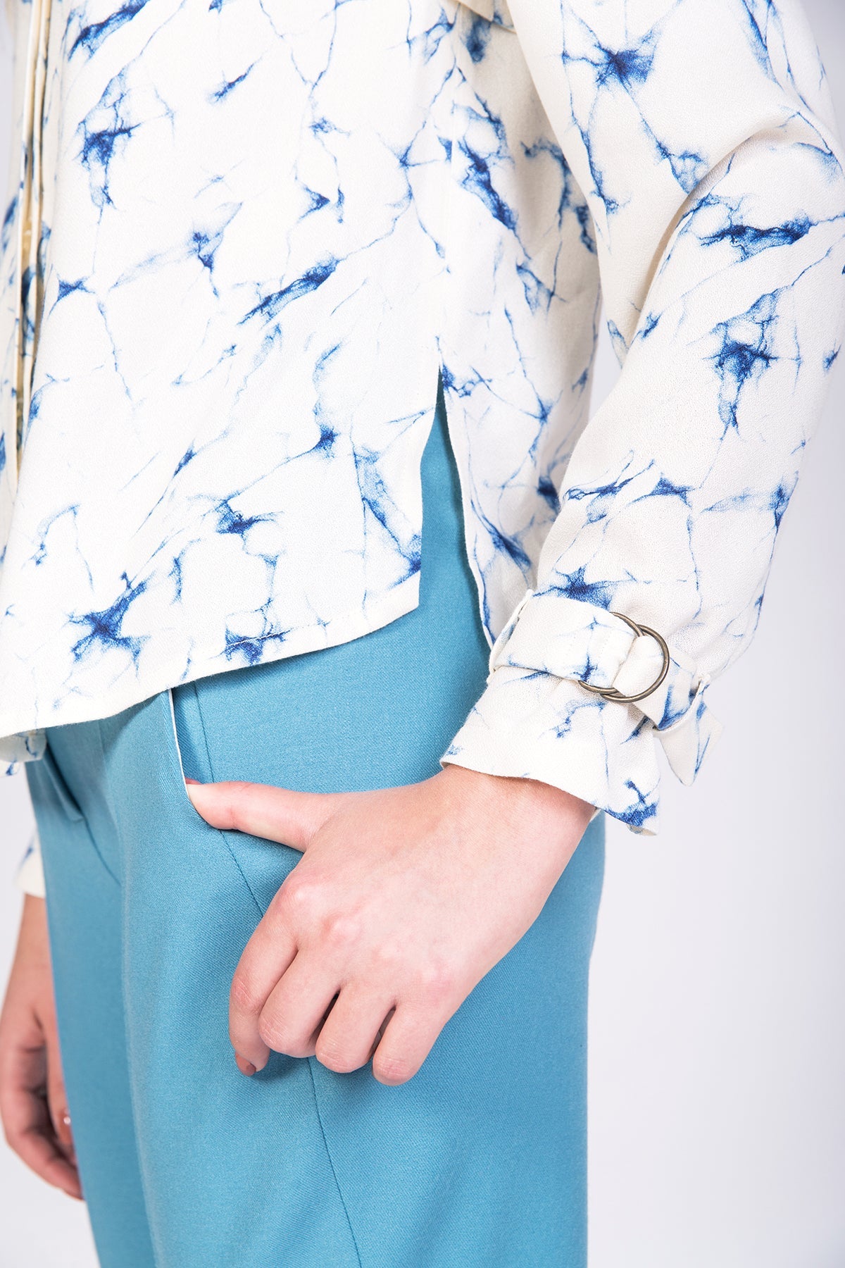 Blouse with a vent sewing pattren