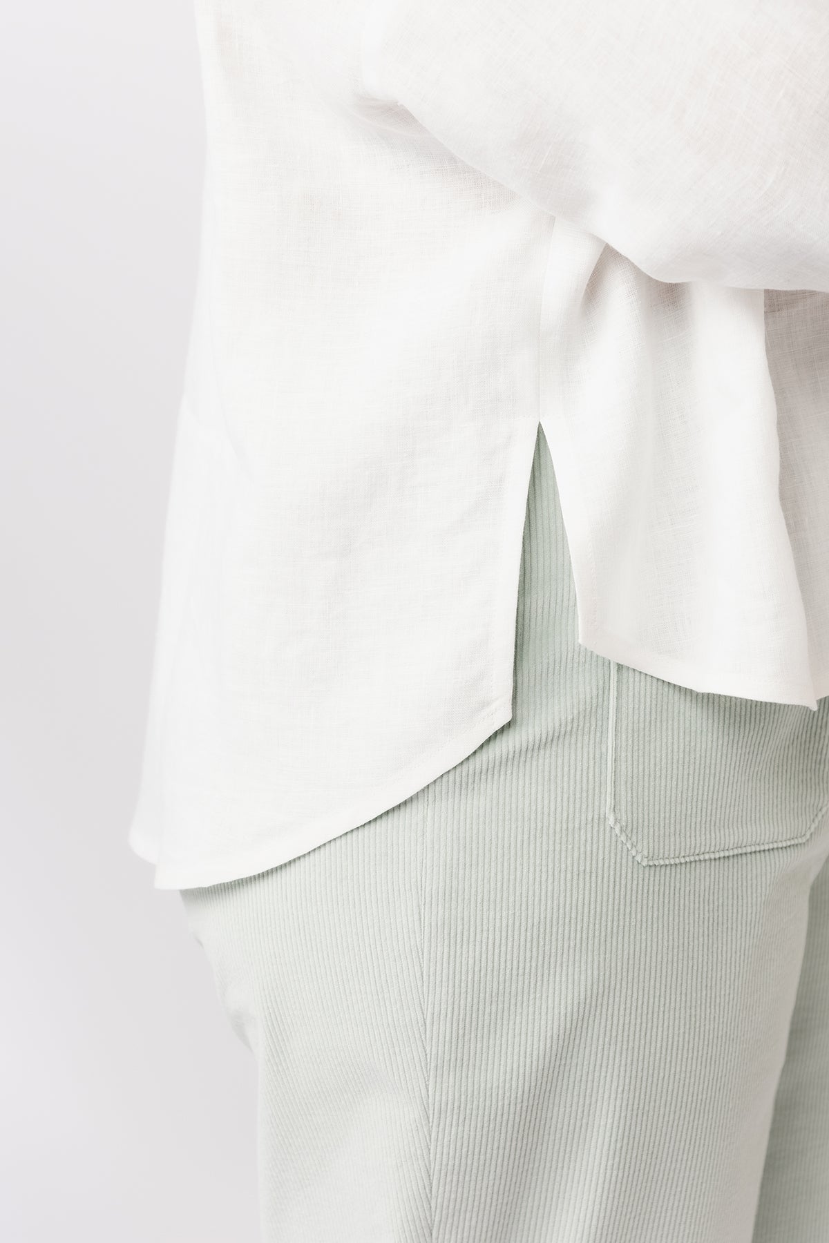 Shirt with a side vent sewing pattern