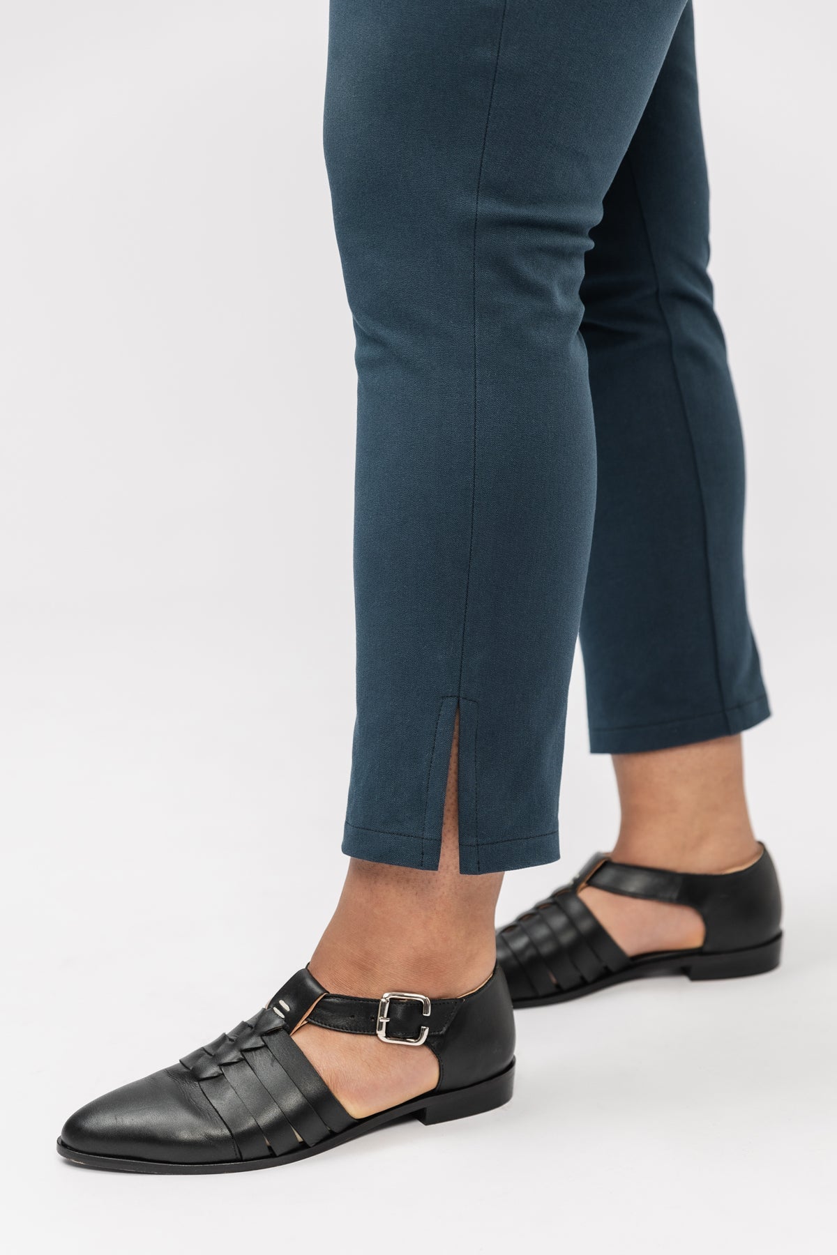 Trousers with a vent sewing pattern