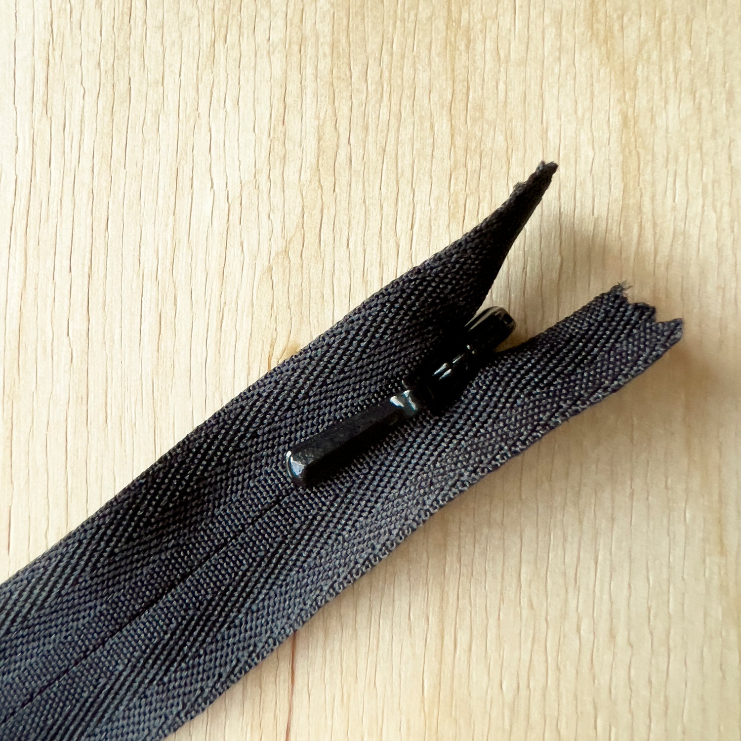 YKK Unique Invisible Zipper 9 in. Black